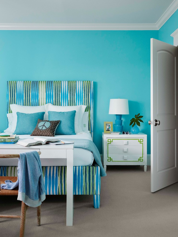 Bild på ett vintage könsneutralt tonårsrum kombinerat med sovrum, med blå väggar och heltäckningsmatta