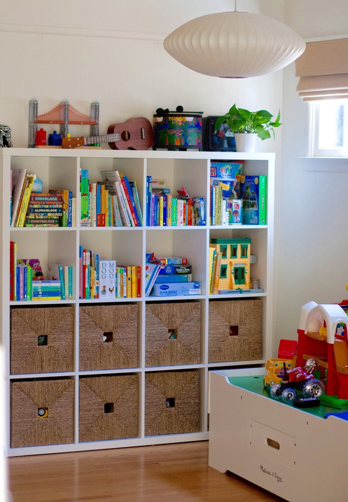 Kleines, Neutrales Retro Kinderzimmer mit Spielecke, weißer Wandfarbe und braunem Holzboden in Los Angeles