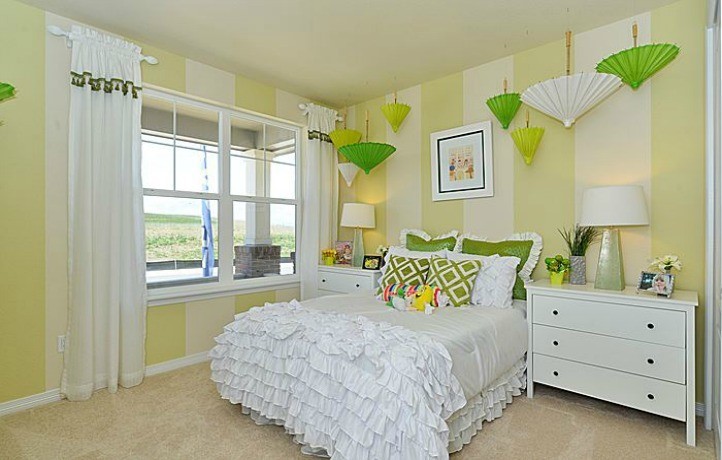 Стильный дизайн: детская среднего размера в современном стиле с спальным местом, зелеными стенами и ковровым покрытием для ребенка от 4 до 10 лет, девочки - последний тренд
