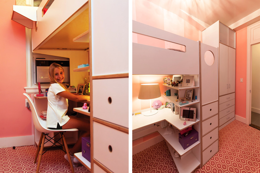 Exempel på ett litet modernt barnrum kombinerat med sovrum, med rosa väggar och heltäckningsmatta