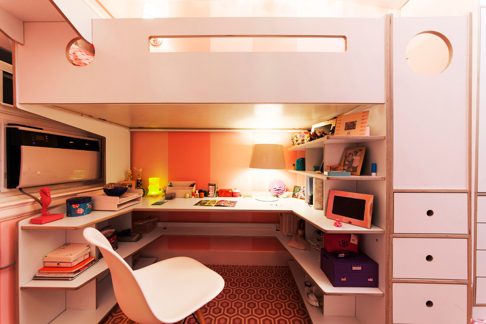 Bild på ett litet funkis barnrum kombinerat med sovrum, med rosa väggar och heltäckningsmatta