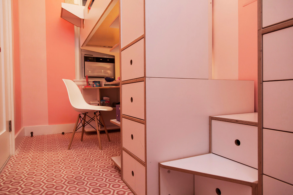 Inredning av ett modernt litet barnrum kombinerat med sovrum, med rosa väggar och heltäckningsmatta