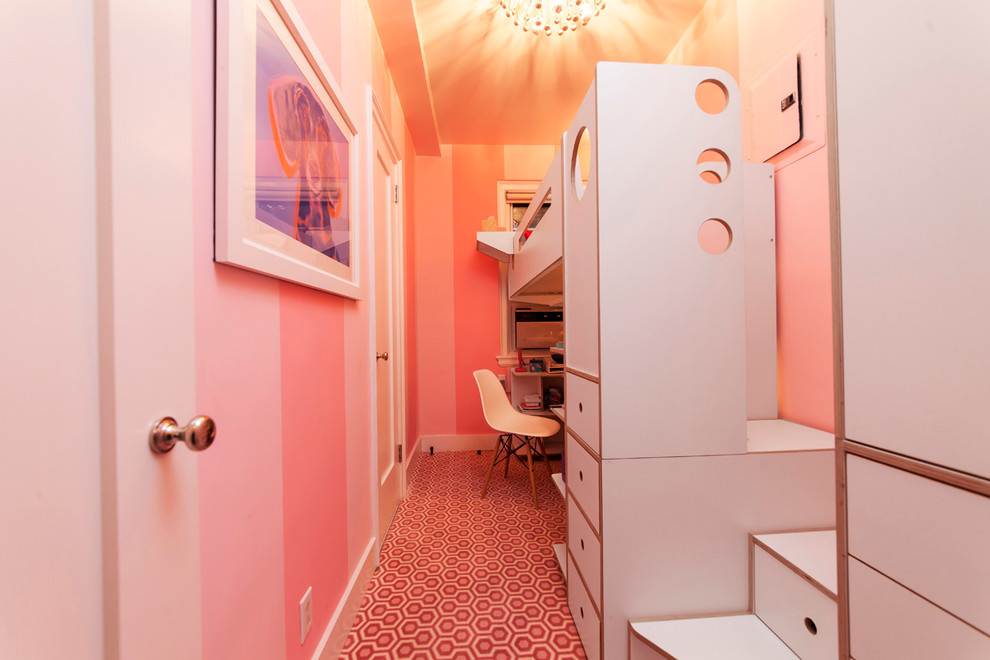 На фото: маленькая детская в современном стиле с спальным местом, розовыми стенами и ковровым покрытием для девочки, на участке и в саду, подростка с