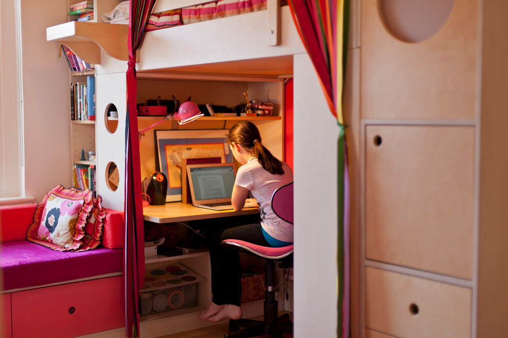 Réalisation d'une petite chambre d'enfant design avec un mur multicolore et parquet clair.