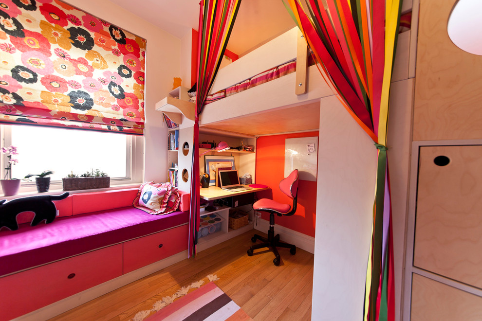 Foto på ett litet funkis barnrum kombinerat med sovrum, med flerfärgade väggar och ljust trägolv
