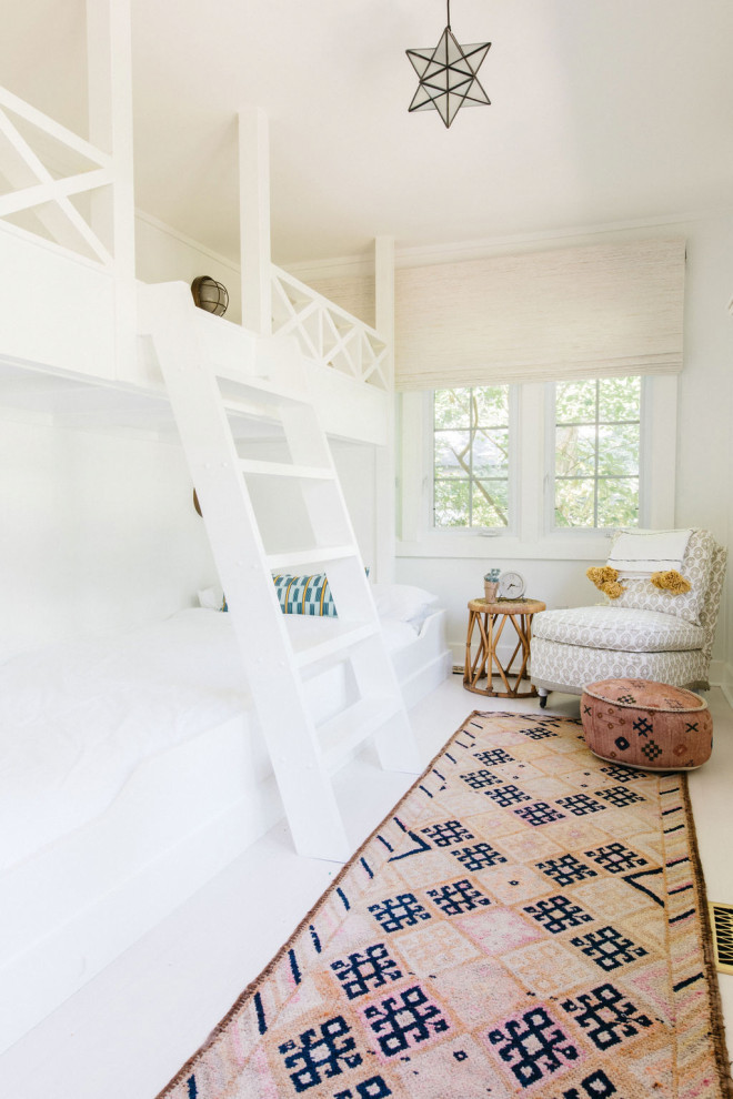 Idée de décoration pour une chambre d'enfant marine avec un mur blanc, un sol blanc et un lit superposé.