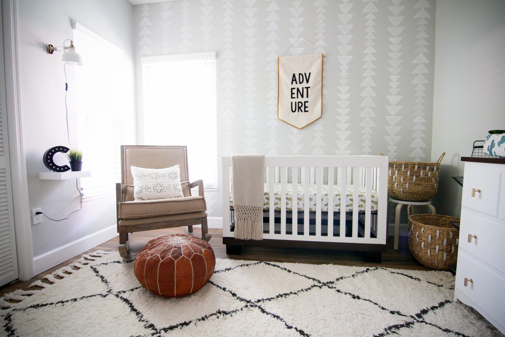 Mittelgroßes Mid-Century Babyzimmer mit grauer Wandfarbe und dunklem Holzboden in Orange County