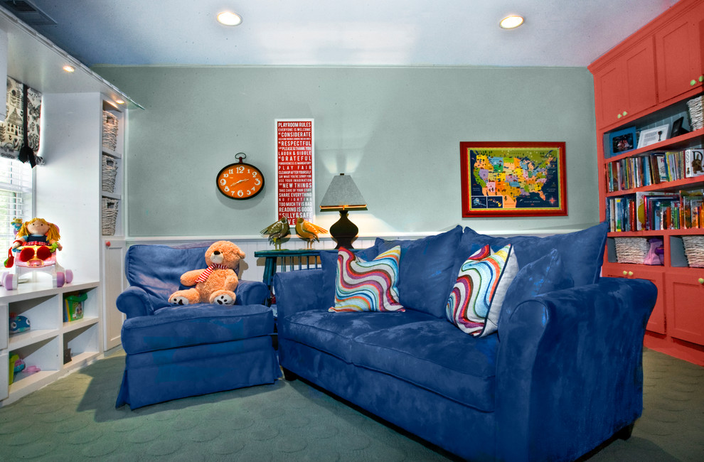 Immagine di una cameretta per bambini da 1 a 3 anni chic di medie dimensioni con pareti verdi, moquette e pavimento verde