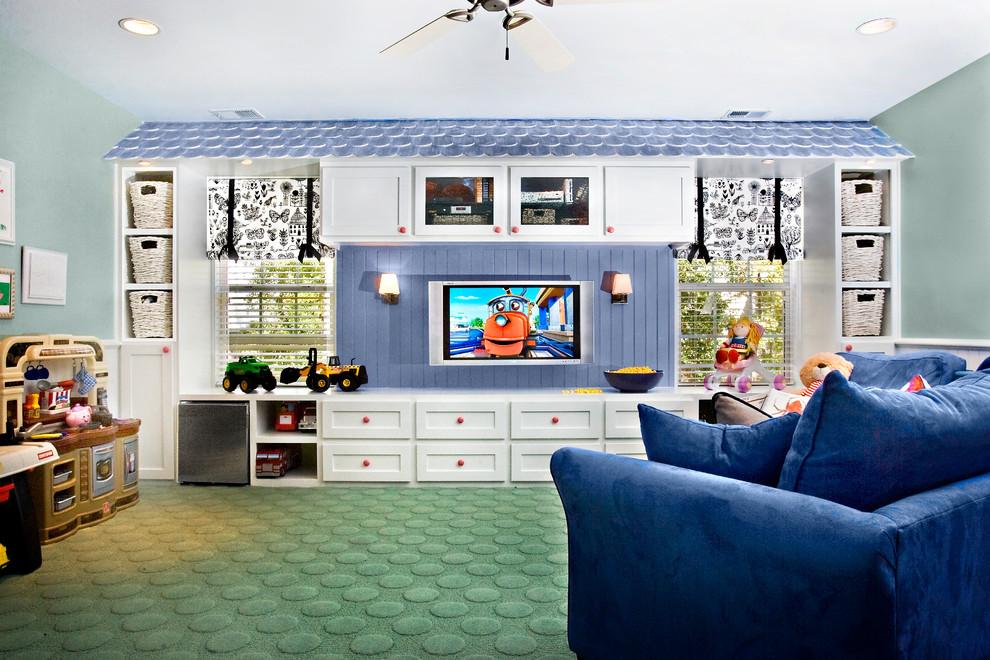 Immagine di una cameretta per bambini da 1 a 3 anni tradizionale di medie dimensioni con pareti verdi, moquette e pavimento verde