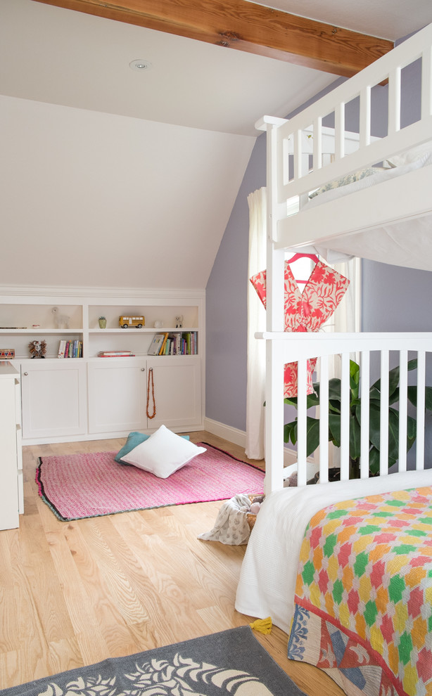 Kleines Stilmix Mädchenzimmer mit Schlafplatz, weißer Wandfarbe und braunem Holzboden in San Francisco