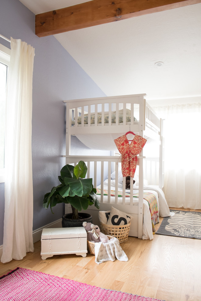 Imagen de dormitorio infantil de 4 a 10 años ecléctico pequeño con suelo de madera en tonos medios