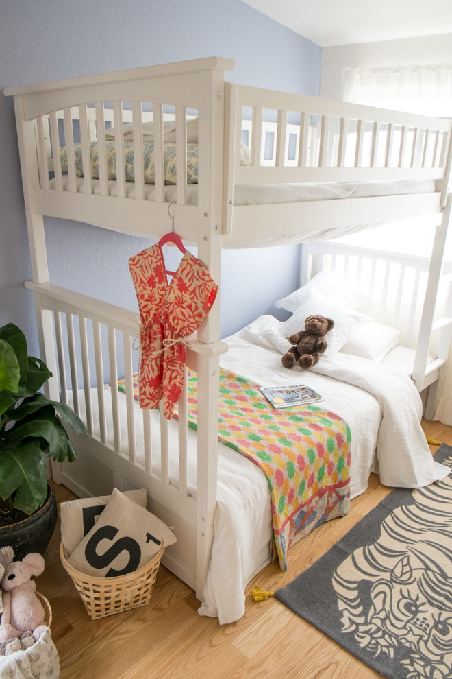 Foto de dormitorio infantil de 4 a 10 años ecléctico pequeño con paredes blancas y suelo de madera en tonos medios