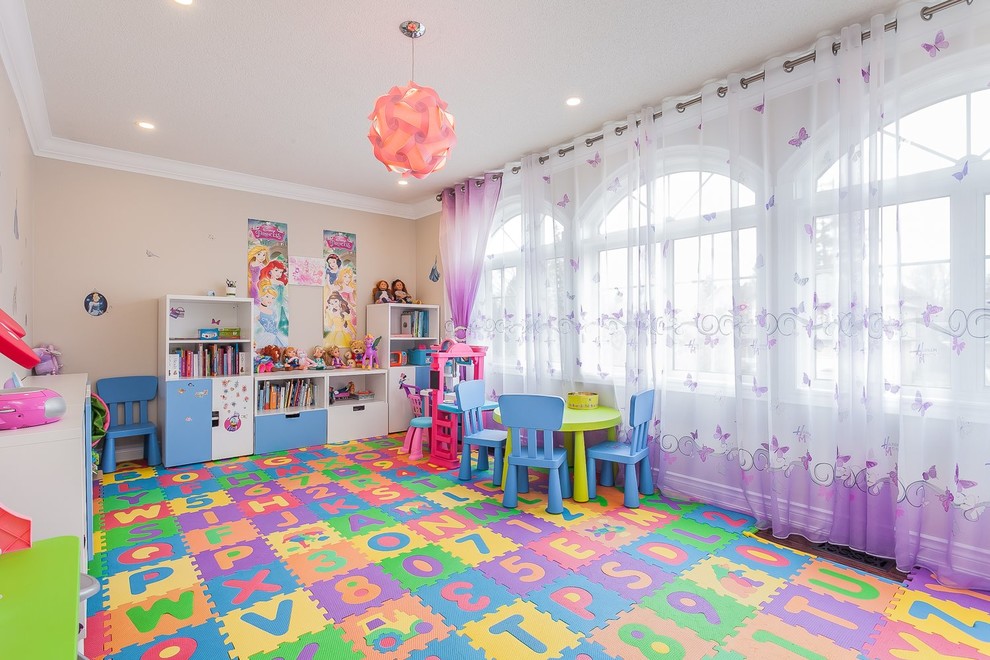 トロントにあるお手頃価格の広いコンテンポラリースタイルのおしゃれな子供部屋 (ベージュの壁、無垢フローリング) の写真