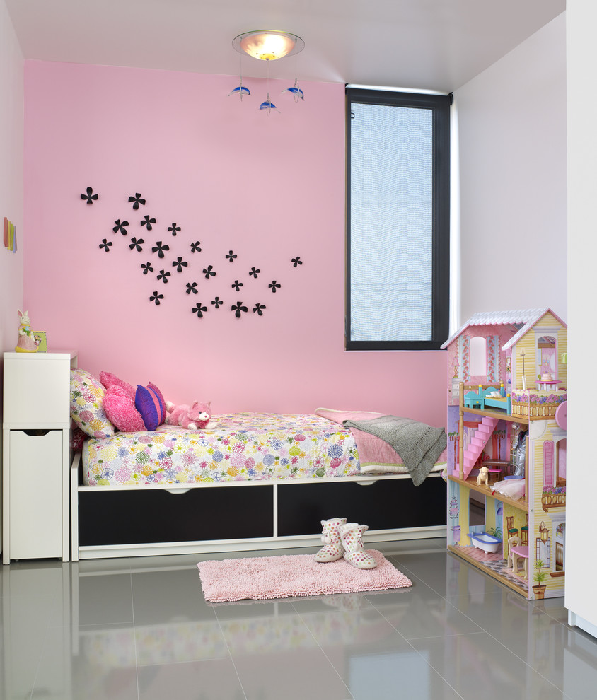Cette image montre une chambre de fille design avec un sol gris et un mur rose.