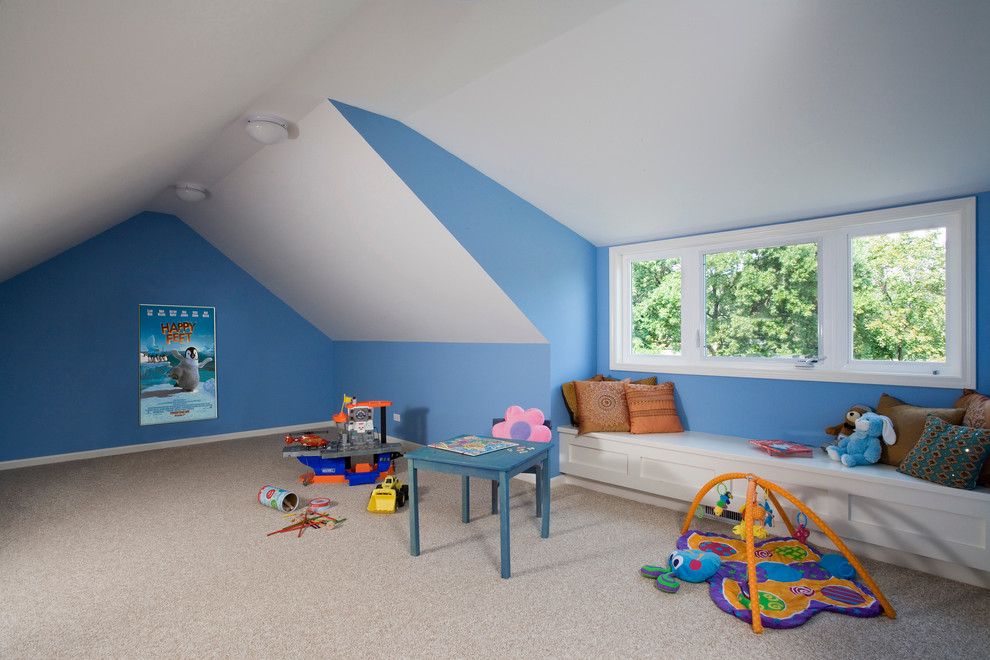 Klassisk inredning av ett stort könsneutralt barnrum kombinerat med lekrum, med blå väggar, heltäckningsmatta och beiget golv