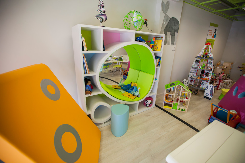 Aménagement d'une grande chambre d'enfant de 4 à 10 ans moderne avec un mur blanc et parquet clair.