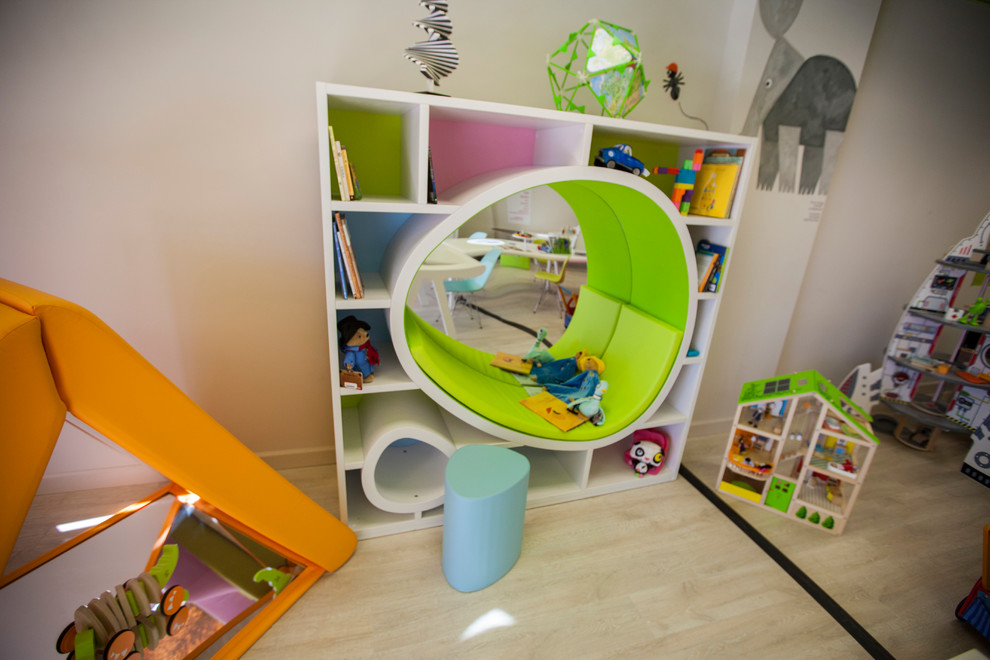 Modelo de dormitorio infantil de 4 a 10 años minimalista grande con paredes blancas y suelo de madera clara