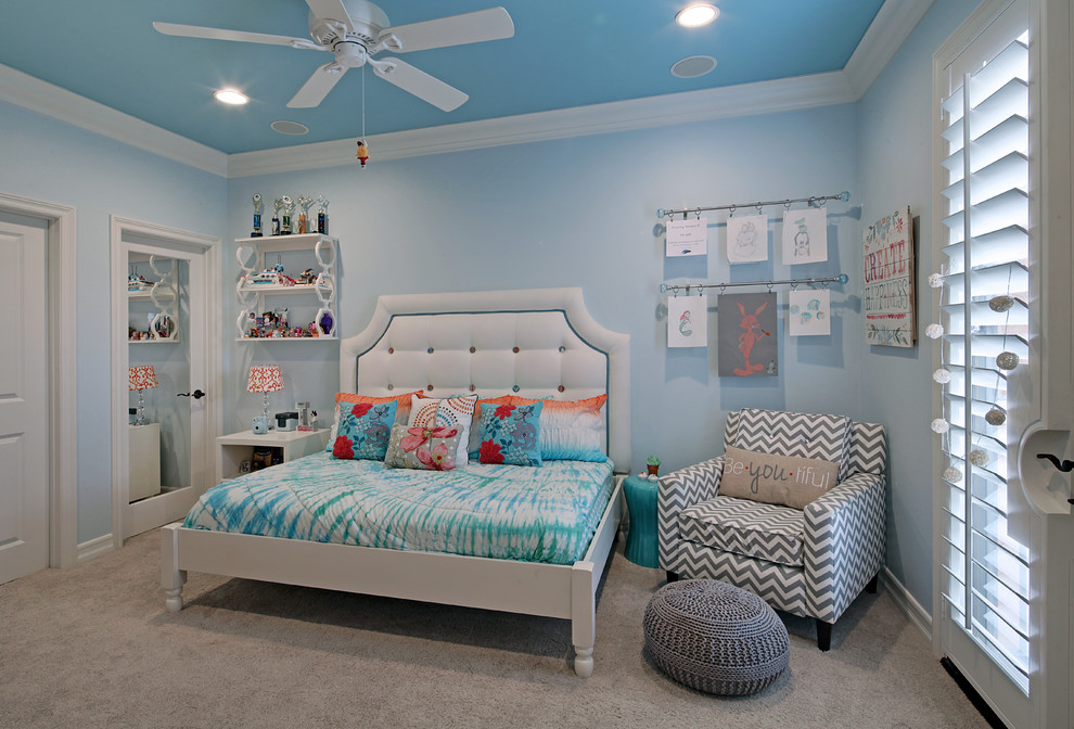 На фото: детская среднего размера в стиле неоклассика (современная классика) с спальным местом, синими стенами и ковровым покрытием для подростка, девочки с