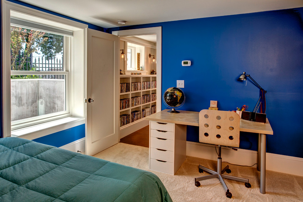 Foto de habitación de niño clásica renovada con paredes azules y moqueta