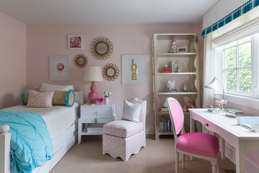 Пример оригинального дизайна: детская среднего размера в стиле модернизм с спальным местом, розовыми стенами, ковровым покрытием и бежевым полом для ребенка от 4 до 10 лет, девочки