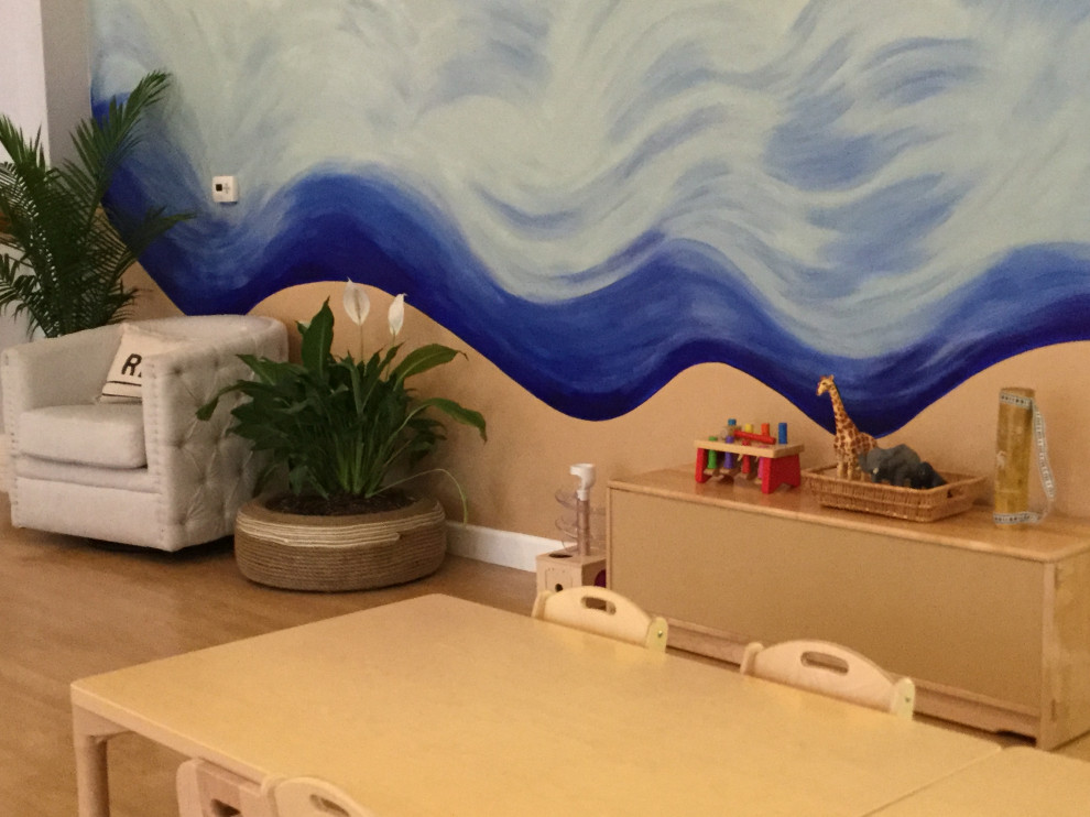 Diseño de dormitorio infantil de 1 a 3 años costero de tamaño medio con paredes grises, suelo de madera en tonos medios y suelo marrón