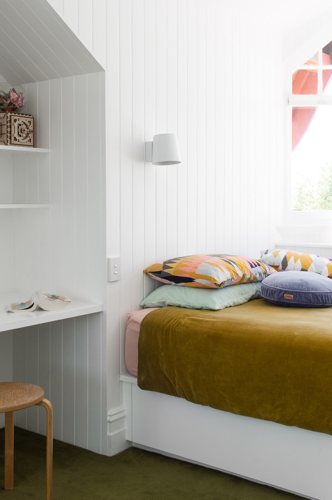 Cette image montre une petite chambre d'enfant marine avec un mur blanc, moquette et un sol vert.