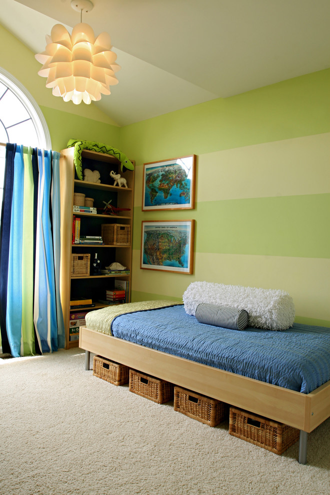 Стильный дизайн: нейтральная детская в современном стиле с зелеными стенами, спальным местом и ковровым покрытием для ребенка от 4 до 10 лет - последний тренд
