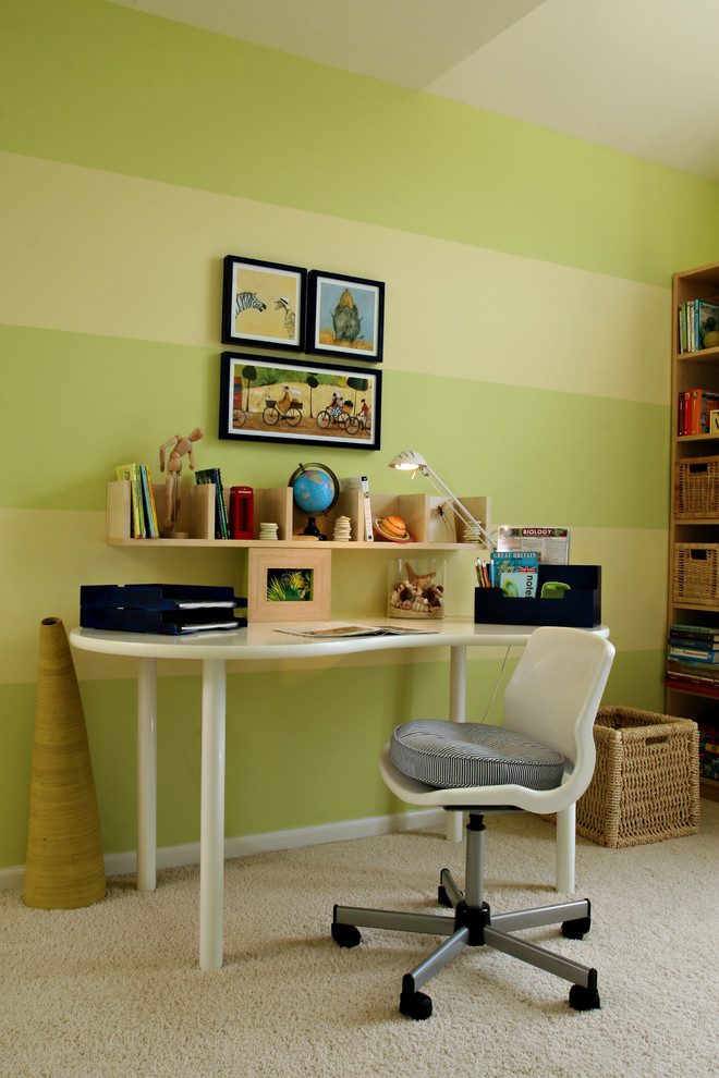 На фото: нейтральная детская в современном стиле с рабочим местом, зелеными стенами и ковровым покрытием для ребенка от 4 до 10 лет с