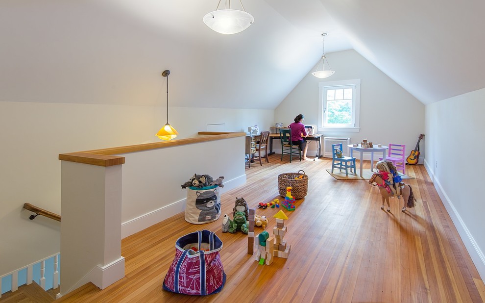 Mittelgroßes, Neutrales Landhausstil Kinderzimmer mit Spielecke, weißer Wandfarbe und braunem Holzboden in Boston
