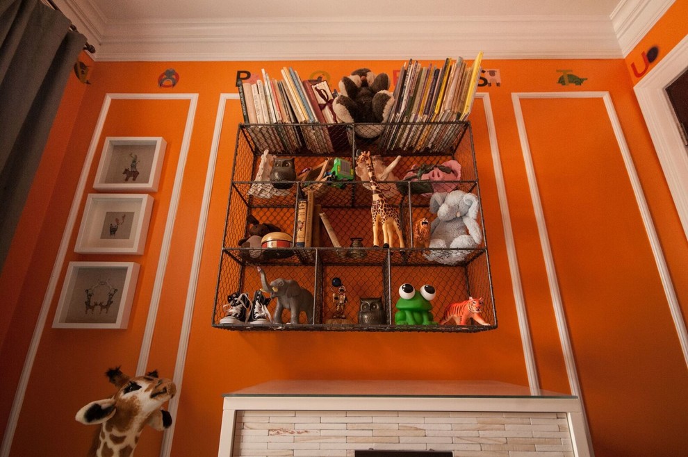 Inspiration pour une petite chambre d'enfant de 1 à 3 ans bohème avec un mur orange et parquet foncé.