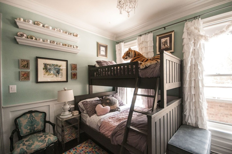 Ejemplo de dormitorio infantil de 4 a 10 años ecléctico de tamaño medio con paredes azules y suelo de madera oscura