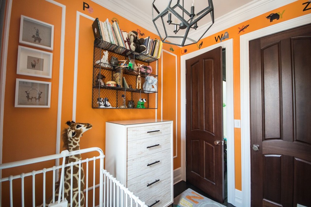 Exempel på ett litet eklektiskt könsneutralt småbarnsrum kombinerat med sovrum, med orange väggar och mörkt trägolv