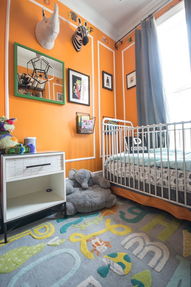 Inspiration för små eklektiska könsneutrala småbarnsrum kombinerat med sovrum, med orange väggar och mörkt trägolv