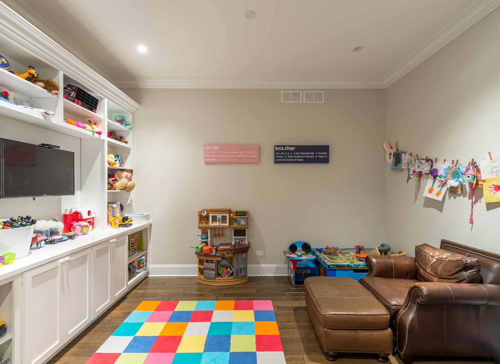 Esempio di una cameretta per bambini da 4 a 10 anni chic di medie dimensioni con pareti beige, pavimento in legno massello medio, pavimento marrone, soffitto ribassato e carta da parati