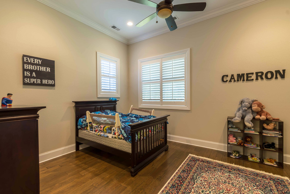 Foto de dormitorio infantil de 4 a 10 años y beige clásico renovado de tamaño medio con paredes beige, suelo de madera en tonos medios, suelo marrón, bandeja y papel pintado