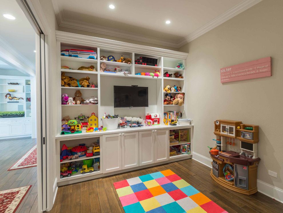 Esempio di una cameretta per bambini da 4 a 10 anni tradizionale di medie dimensioni con pareti beige, pavimento in legno massello medio, pavimento marrone, soffitto ribassato e carta da parati