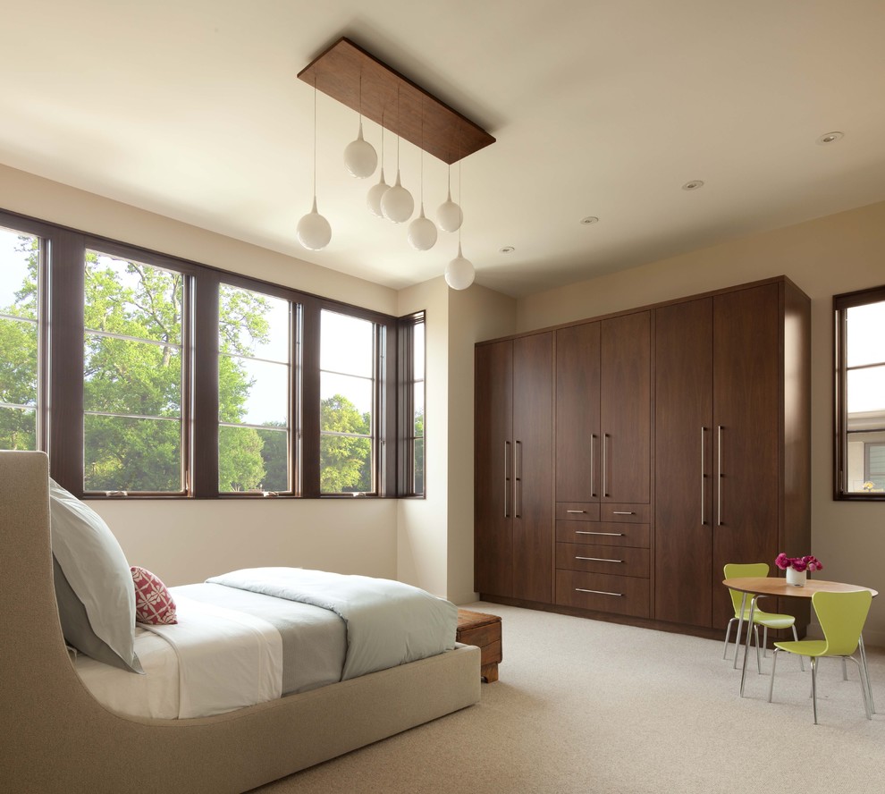 Modern inredning av ett barnrum kombinerat med sovrum, med beige väggar och heltäckningsmatta