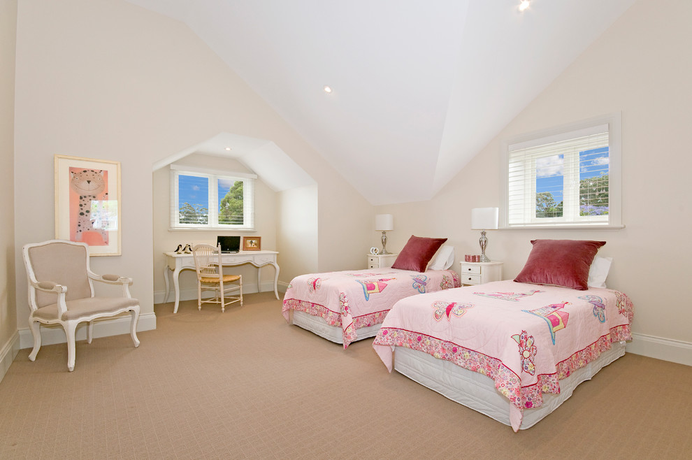 Aménagement d'une chambre d'enfant classique avec un mur beige, moquette et un sol beige.