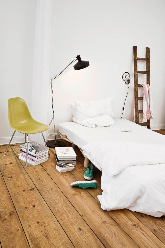 Foto de dormitorio infantil nórdico pequeño con paredes blancas, suelo de madera en tonos medios y suelo marrón