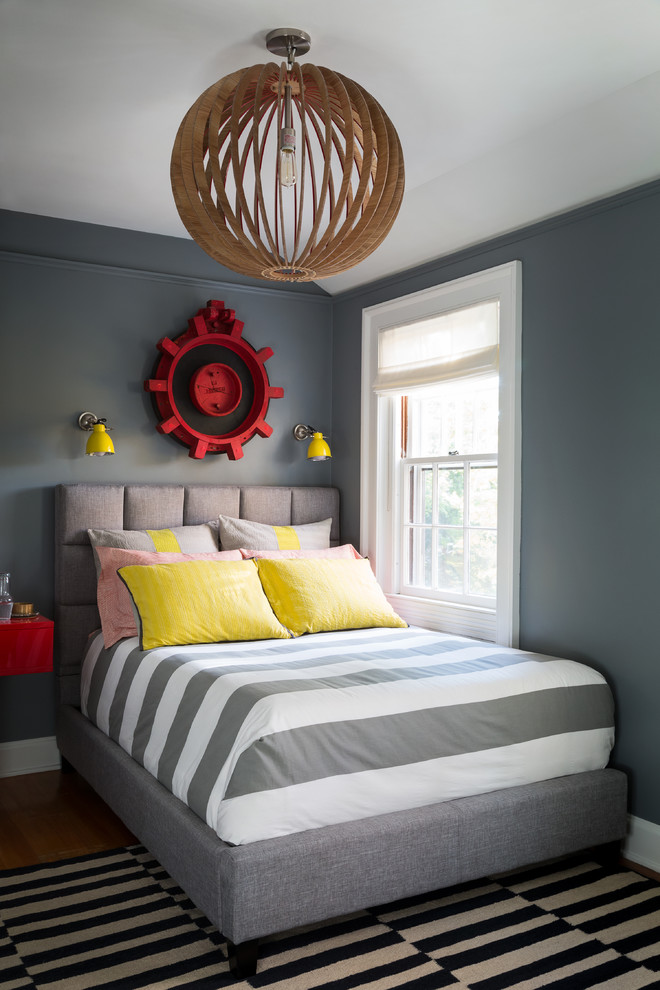 Inspiration pour une chambre d'enfant traditionnelle de taille moyenne avec un mur gris et un sol en bois brun.