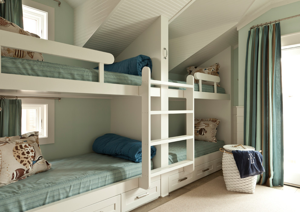 Cette image montre une chambre d'enfant marine de taille moyenne avec un mur vert, parquet clair, un sol beige et un lit superposé.