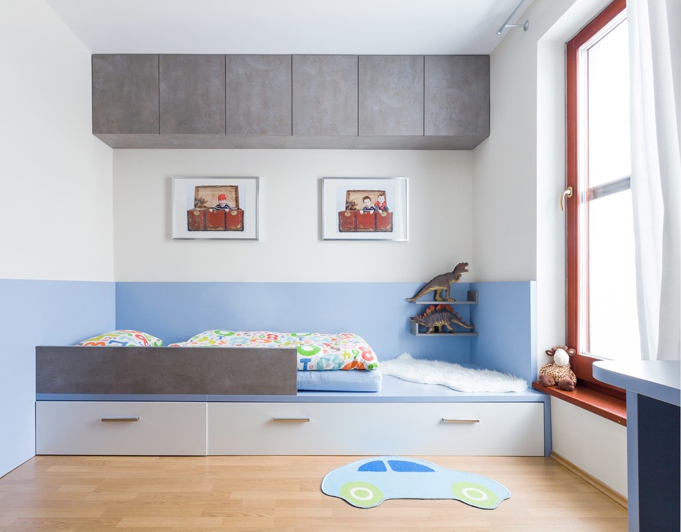 На фото: детская в современном стиле с спальным местом, светлым паркетным полом и разноцветными стенами для ребенка от 1 до 3 лет, мальчика