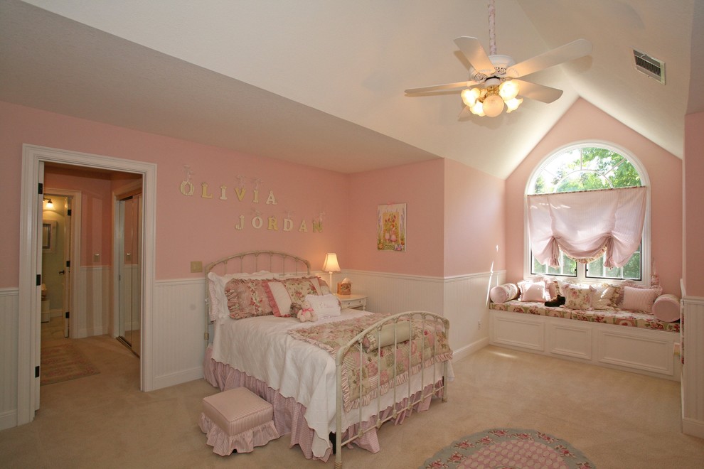 Esempio di una cameretta per bambini da 4 a 10 anni shabby-chic style di medie dimensioni con pareti rosa, moquette e pavimento beige
