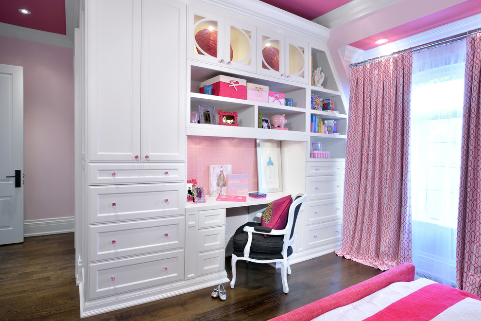 Esempio di una grande cameretta per bambini da 4 a 10 anni minimal con pareti rosa e parquet scuro