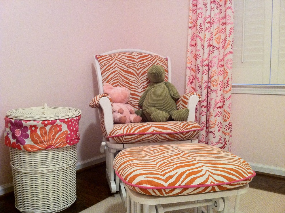 Idee per una piccola cameretta per bambini da 1 a 3 anni eclettica con pareti rosa e parquet scuro