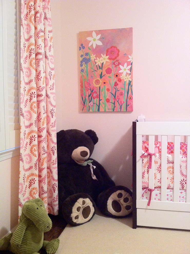Ispirazione per una piccola cameretta per bambini da 1 a 3 anni bohémian con pareti rosa e parquet scuro