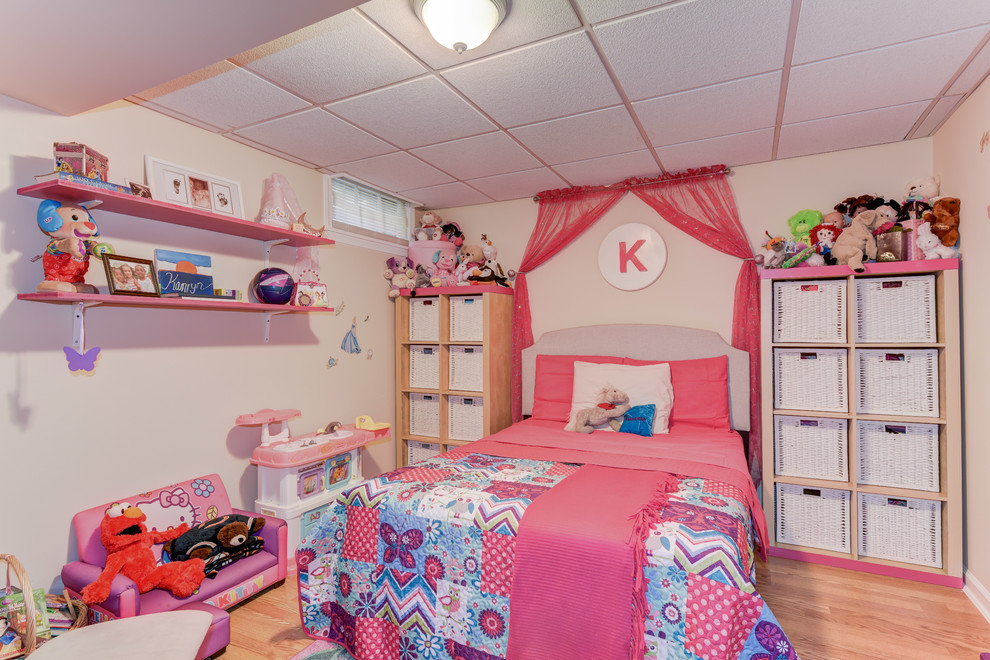 Идея дизайна: детская среднего размера в стиле неоклассика (современная классика) с спальным местом, розовыми стенами и светлым паркетным полом для девочки