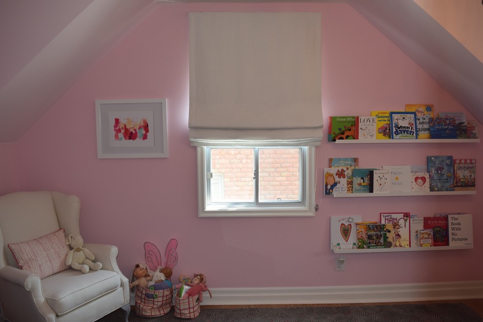 トロントにあるおしゃれな子供部屋 (ピンクの壁、無垢フローリング、児童向け) の写真