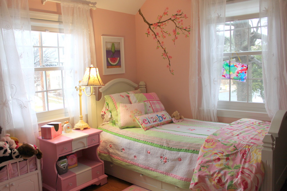 Diseño de dormitorio infantil tradicional con paredes rosas