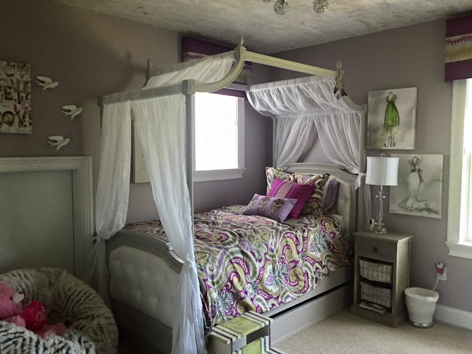 他の地域にあるお手頃価格の小さなシャビーシック調のおしゃれな子供部屋 (紫の壁、カーペット敷き、ティーン向け) の写真